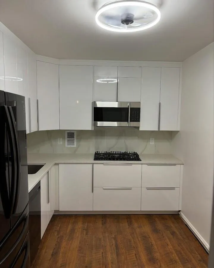 Renovated kitchen with quartz countertops in Nuevo